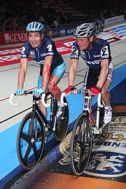 Trotz Sturz gut im Rennen: Erik Zabel (li) und Bruno Risi (Foto: Martin Schmitz)